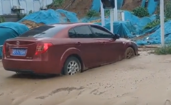 汽車絞盤(pán)可救助河南暴雨后深陷泥潭的車輛